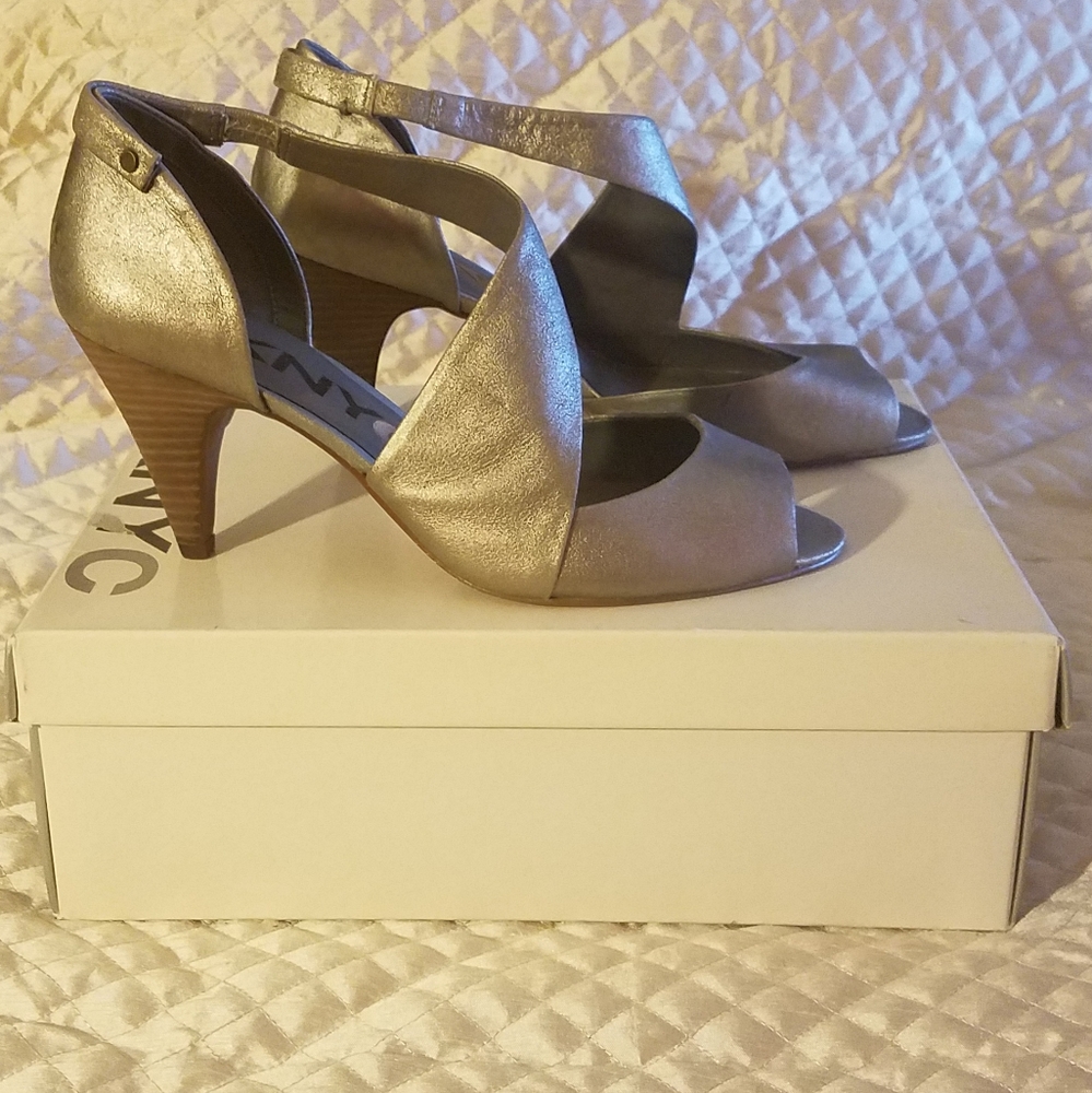 NWT DKNYC lt gold leather d'orsay heels sz 9.5